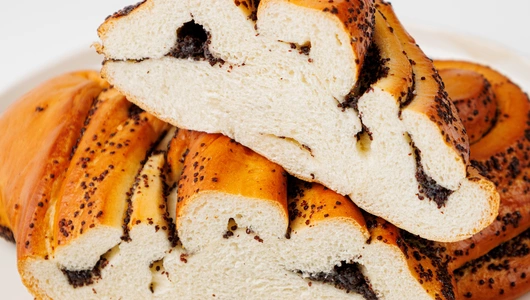 Плюшка сдобная с маком. Пекарня Плюшка сдобная с маком. Пекарня