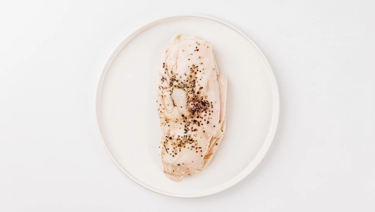 Филе куриной грудки с перцем и чесноком, нарезка Филе куриной грудки с перцем и чесноком, нарезка