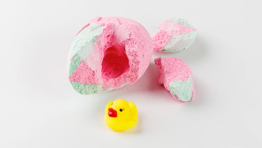 Бомбочка для ванны с резиновой игрушкой внутри (микс ароматов) Бомбочка для ванны с резиновой игрушкой внутри (микс ароматов)