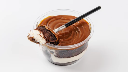 Десерт в банке "Брауни с арахисовым кремом и карамелью", кафе