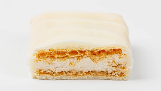 Вафельная конфета с кокосовой начинкой в белом шоколаде, ВЕС