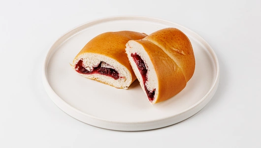 Рогалик сдобный с вишневой начинкой