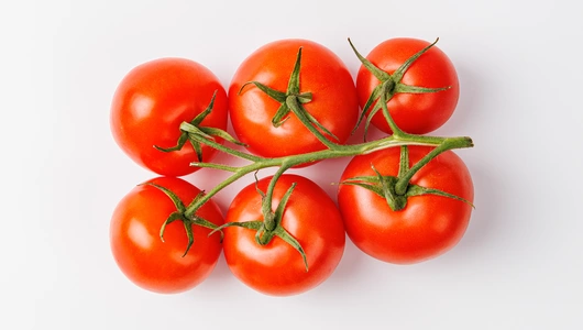 Томаты красные на ветке