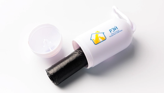 Контейнер с пакетами для уборки за собакой