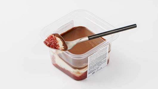 Десерт "Клубничный" с сырно-сливочным кремом Десерт "Клубничный" с сырно-сливочным кремом