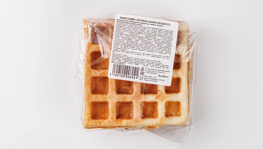 Вафля-сэндвич с ветчиной, сыром и соусом песто