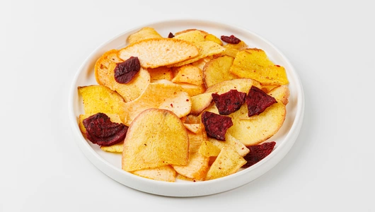 Снеки хрустящие из картофеля свеклы и репы Снеки хрустящие из картофеля свеклы и репы