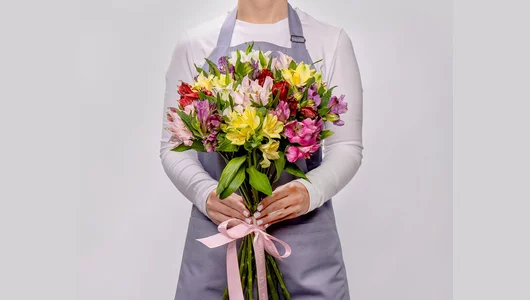 Букет из&nbsp;альстромерий микс под&nbsp;ленту 15 шт