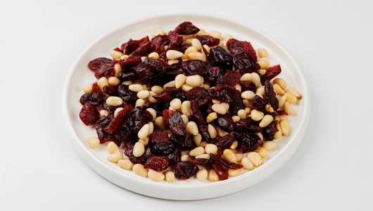 Смесь из клюквы и кедровых орехов, кафе