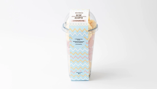 Безе ассорти с кусочками ягод