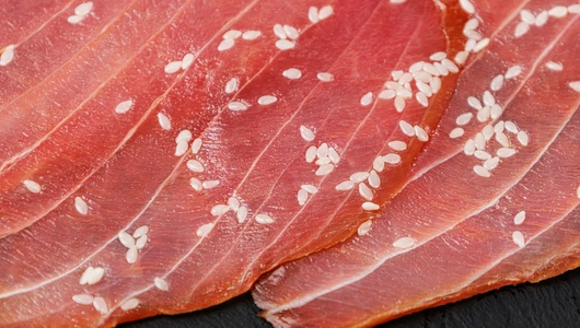 Тунец подкопченный с кунжутом, маслом и чесноком, 100 г