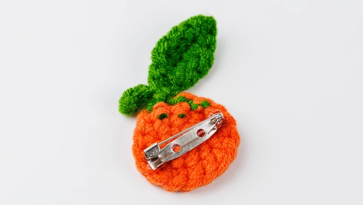 Брошь вязаная "Мандаринка"