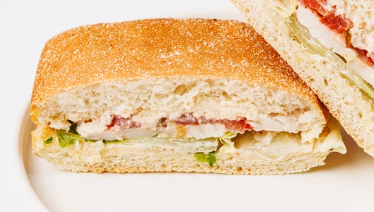 Мини-чиабатта с курицей, пармезаном и соусом копченый Айоли, кафе Мини-чиабатта с курицей, пармезаном и соусом копченый Айоли, кафе