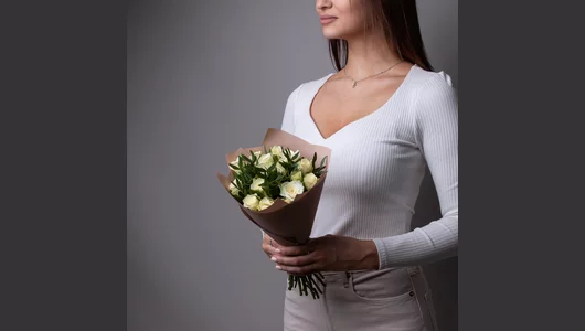 Букет Розы ПРОМО с фисташкой, белые, 15 стеблей