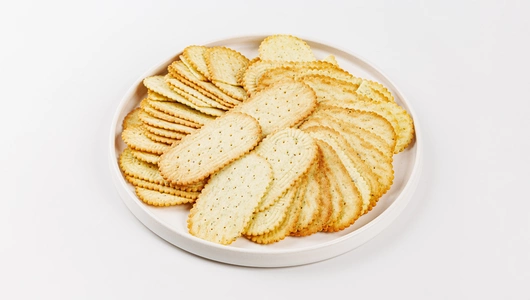 Крекер с зеленью, луком и сметаной Крекер с зеленью, луком и сметаной