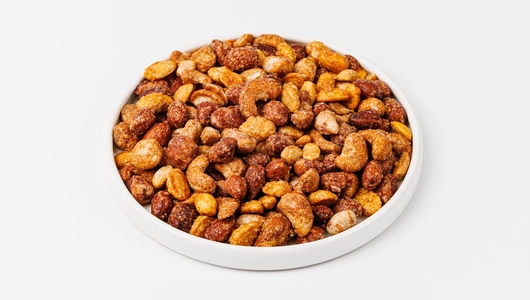 Смесь орехов и&nbsp;арахиса в&nbsp;соленой карамели