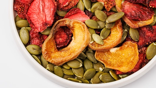 Микс сушеной клубники с абрикосом и тыквенными семечками Микс сушеной клубники с абрикосом и тыквенными семечками