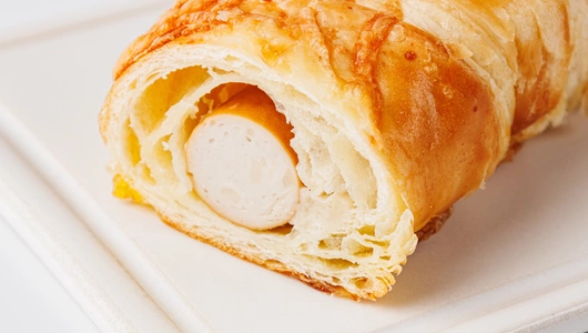 Сосиска в слоеном тесте с сыром и горчицей