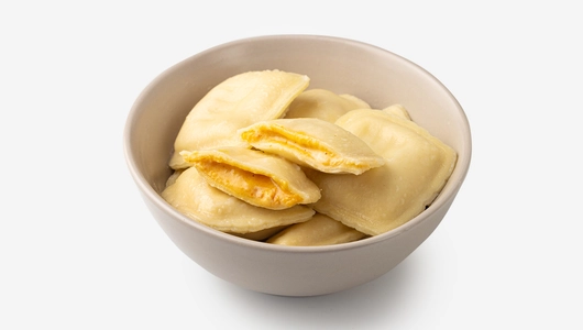 Равиоли с сыром моцарелла и вялеными томатами