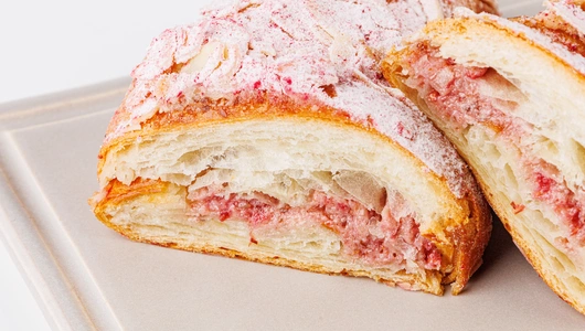 Круассан миндальный с малиной, кафе