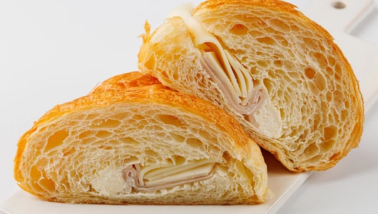 Круассан пшеничный с&nbsp;куриной ветчиной и&nbsp;сыром "Моцарелла"