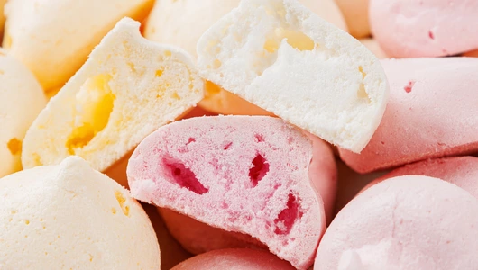 Безе ассорти с кусочками ягод