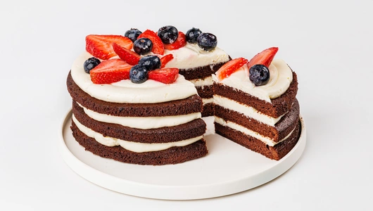 Торт "Бернау" со свежими ягодами и творожным сыром