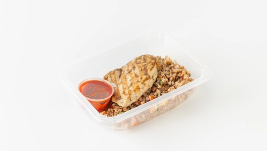 Куриная грудка с гречкой и томатным соусом