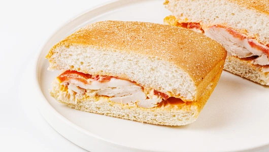 Мини-чиабатта с курицей, моцареллой и соусом острый Чили, кафе