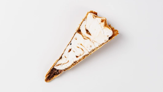 Пломбир с вареной сгущенкой в вафельном рожке