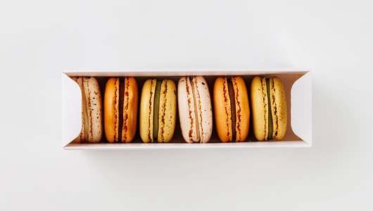 Набор пирожных макарон "Ваниль, фисташка, соленая карамель" 6 шт, кафе Набор пирожных макарон "Ваниль, фисташка, соленая карамель" 6 шт, кафе