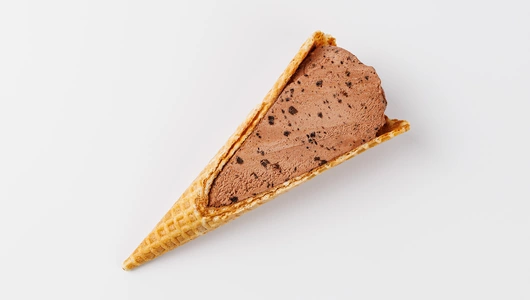 Пломбир шоколадный с крошкой печенья в ваф. рожке