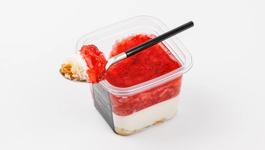 Десерт "Бонфуа" с цельной клубникой и крем-чиз