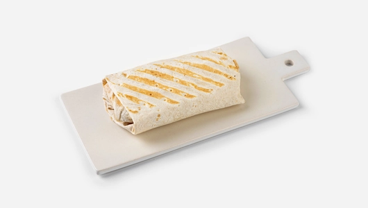 Сэндвич ролл с курицей, вешенками и соусом том ям на гриле, кафе