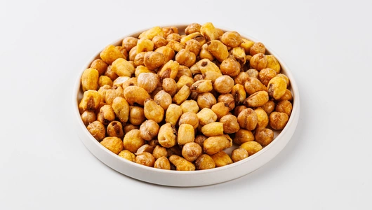 Смесь из жареной кукурузы и нута с солью