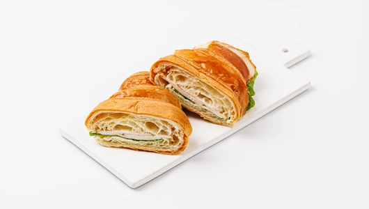 Круассан с индейкой и медово-горчичной заправкой, кафе