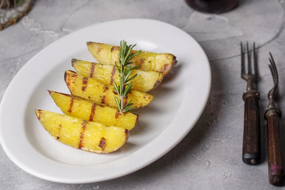 Ингредиенты для «Запеченные дольки картофеля со специями»:
