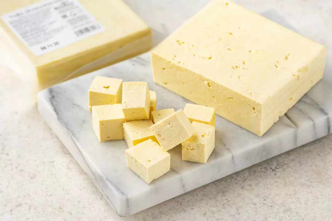Сыр растительного происхождения. Растительный сыр тофу. Тофу классический. Сыр на растительной основе. Сырный продукт Житное подворье тофу классический.