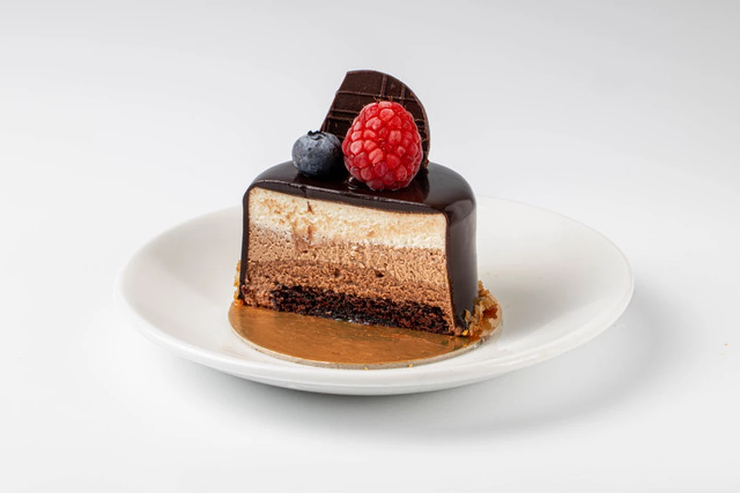 муссовый торт три шоколада. мусс три шоколада. украшение торта 3 шоколада. пирожное 3 шоколада. пирожное 3 шоколада.