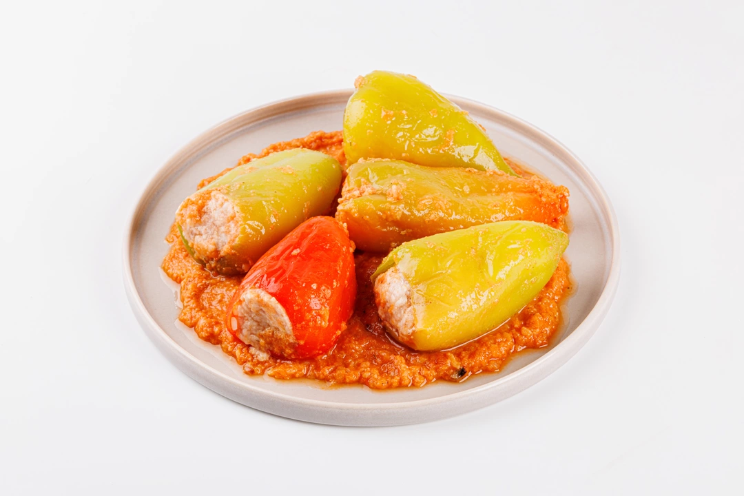 Фаршированные перцы в сметанном соусе — рецепт с фото пошагово