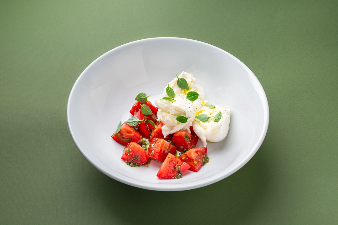 Burrata ул чехова 12. Капрезе Фиор ди латте. Капрезе с моцареллой Фиор ди латте. ВКУСВИЛЛ Капрезе. Салат с печеными овощами и моцареллой сыроварня.