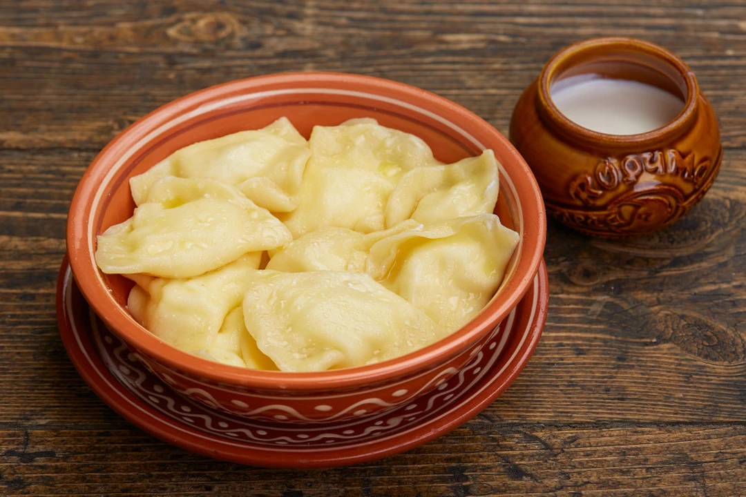 100 грамм пельменей. 100 грамм вареников с картошкой. вареники с мясом. с чем подают вареники. вареники.