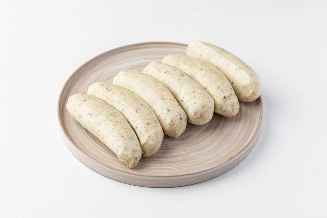 Weisswurst белая баварская колбаса. мюнхенская белая колбаса. колбаски мюнхенские белые в магните. мюнхенские сосиски. мюнхенские белые колбаски.