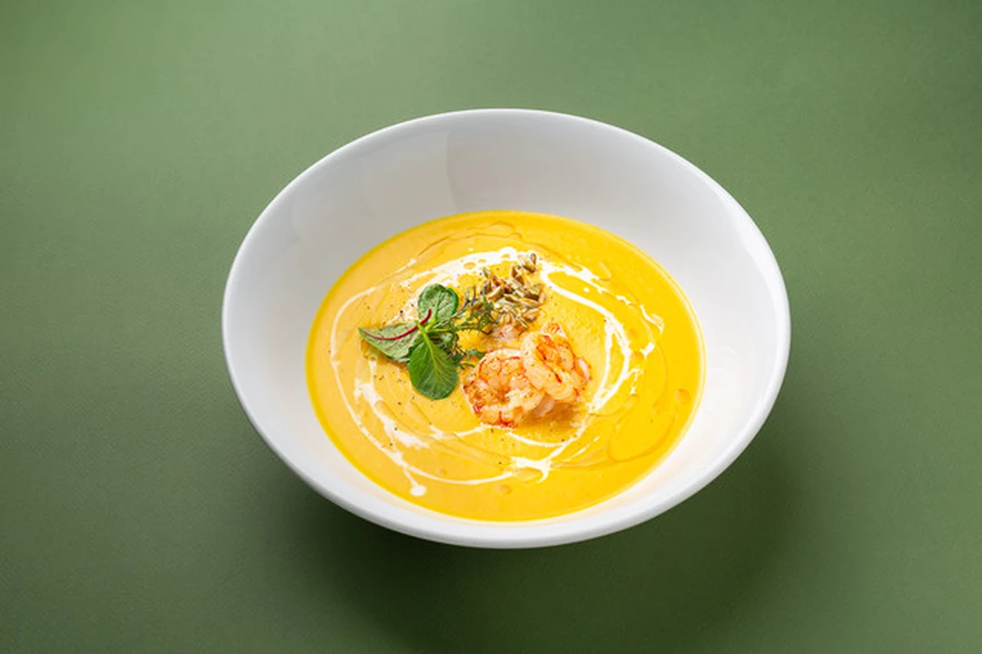 Суп-пюре из тыквы с креветками и кукурузой: рецепт - Лайфхакер