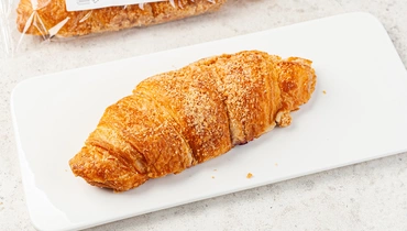 Круассан миндальный с вишней с бесплатной доставкой на дом из «ВкусВилл ...