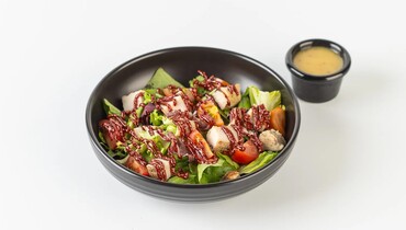 Изображение товара Салат куриный BBQ с гриль-курицей и копченым соусом, 225 г