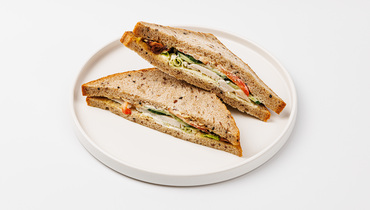 Изображение товара Клаб-сэндвич с курицей и беконом на хлебе со злаками 300г