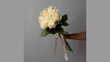 Изображение товара Букет из 9 белых роз Айсбрейкер высотой 50 см для подарка