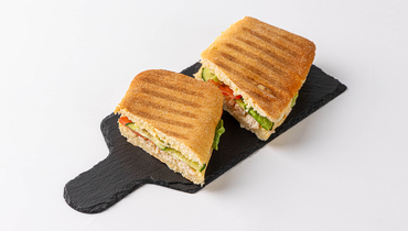 Изображение товара Чиабатта с курицей, пармезаном и соусом Цезарь от ВкусВилл