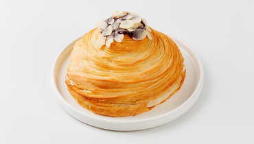 Изображение товара Улитка миндальная с чёрной смородиной ВкусВилл свежая натуральная выпечка